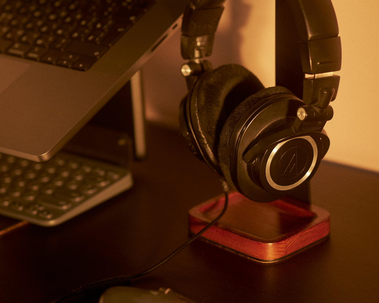 The Benefits of Using a Headphone Stand